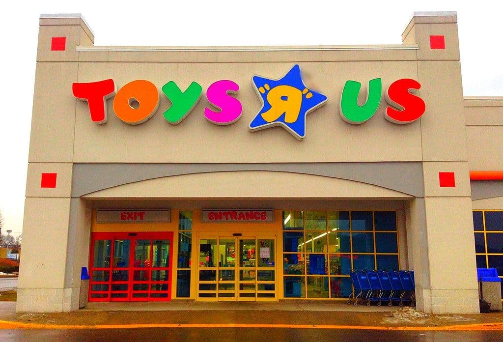 Toys R Us storefront.
